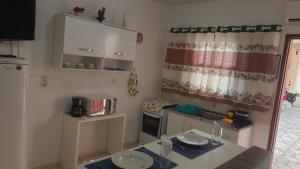 una cocina con una encimera con dos platos. en Residencial Tranquilidade Florianopolis, en Florianópolis