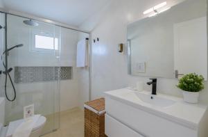 een badkamer met douche, wastafel en toilet bij Casa Anzuelo, Puerto del Carmen in Puerto del Carmen +17 foto's