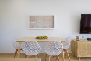 een eettafel met stoelen en een fruitschaal bij Casa Anzuelo, Puerto del Carmen in Puerto del Carmen