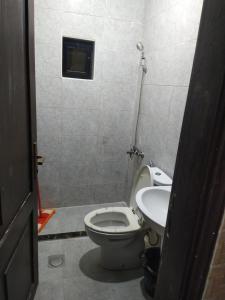 a bathroom with a toilet and a sink at شقة ام نوارة الحديثة in Amman