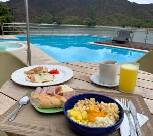 uma mesa com um prato de comida e uma tigela de comida em Hotel La Isla em Prado