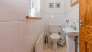 Baðherbergi á Rathmullan Cottages No.3 - free wifi, pet friendly