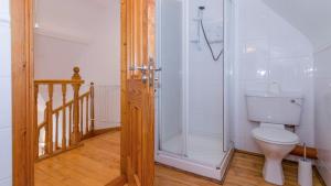 Baðherbergi á Rathmullan Cottages No.3 - free wifi, pet friendly