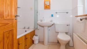 Baðherbergi á Rathmullan Cottages No.3 - free wifi, pet friendly