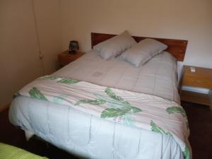 1 dormitorio con 1 cama con edredón blanco en Apto. a dos cuadras del mar, en Atlántida