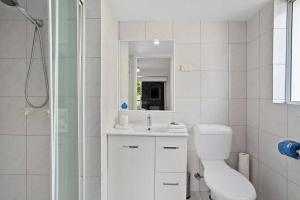 y baño con aseo, lavabo y ducha. en Bilinga Beach House, en Gold Coast