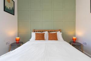 - une chambre avec un lit et 2 lampes sur les tables dans l'établissement Explore Welsh Wonders at The Panache Stay, à Nelson
