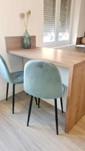 escritorio con silla azul y mesa de madera en Studio entièrement rénové proche gare en Cambrai
