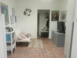 sala de estar con sofá y TV en Semplicemente a casa, en Roma