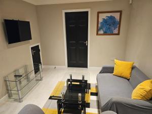 Superb 3 Bed Home Away from Home in Glasgow, just off M8 with free parking tesisinde bir oturma alanı