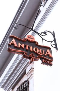 a sign for anantana on the side of a building at Lar Antiqua Hotel in Quetzaltenango