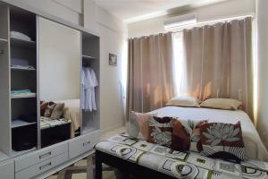 una camera con un letto e un grande specchio di Studio Canadá: Custo-Benefício $ a Florianópolis
