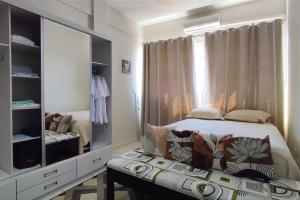 a bedroom with a bed and a large mirror at Studio Canadá: Custo-Benefício $ in Florianópolis