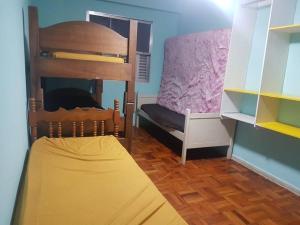 Cette chambre comprend un lit superposé et un lit superposé. dans l'établissement APTO EM SÃO VICENTE, PRAIA ITARARÉ, À UMA QUADRA DA PRAIA, 2 quartos, ÓTIMA LOCALIZAÇÃO, à São Vicente