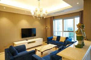 O zonă de relaxare la Elegance, luxury 4 bedrooms golf course view Ciputra Apartment
