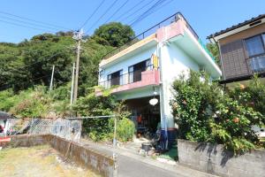 dom przy drodze w obiekcie Minshuku Satomachi w mieście Yakushima