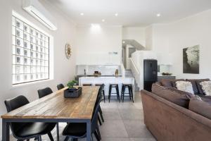 バイロンベイにあるByron Bay Beachfront Holiday Apartments Penthouse 10の木製のテーブルとソファのあるリビングルーム