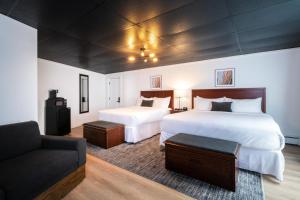 Habitación de hotel con 2 camas y sofá en Trailhead by Weekender, 