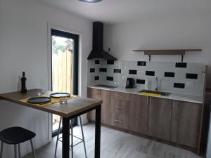 una cucina con un tavolo e un piano di lavoro di NEco apartamentos Naturistas Nudistas Parejas o mujeres solas a Punta del Este