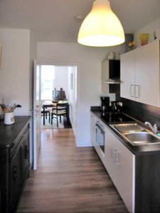 una cocina con fregadero y encimera en Ferienwohnung Gartenstraße, en Malchow