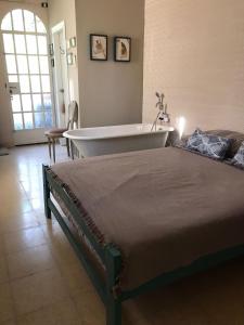 a bedroom with a bed and a bath tub at Suite Garage in Ingeniero Maschwitz +9 photos