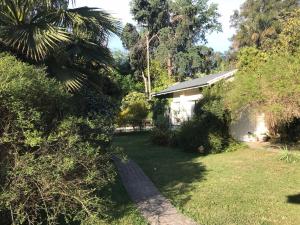 a yard with a house and a road at Suite Garage in Ingeniero Maschwitz