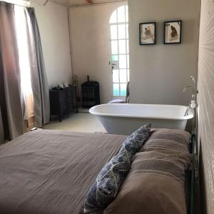 a bedroom with a bed and a bath tub at Suite Garage in Ingeniero Maschwitz