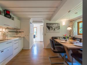 巴德加斯坦的住宿－Hütte Taube，厨房以及带桌椅的用餐室。