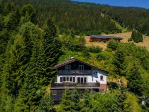 ein Haus an der Seite eines Hügels mit Bäumen in der Unterkunft Hütte Taube in Bad Gastein