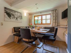 uma sala de jantar com mesa e cadeiras em Hütte Taube em Bad Gastein