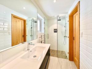 bagno bianco con lavandino e doccia di Hakuba Views a Hakuba Altre 19 foto