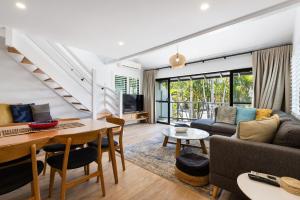 Χώρος καθιστικού στο Byron Bay Beachfront Holiday Apartments Townhouse 7