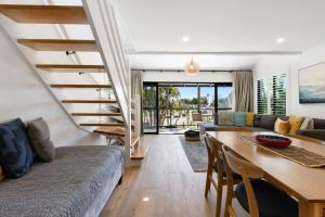 Χώρος καθιστικού στο Byron Bay Beachfront Holiday Apartments Townhouse 7