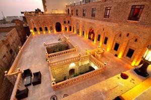 una vista aérea de un edificio con patio en Maridin Hotel en Mardin