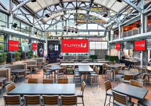 un restaurant avec des tables et des chaises dans un bâtiment dans l'établissement Ellis Island Hotel Casino & Brewery, à Las Vegas