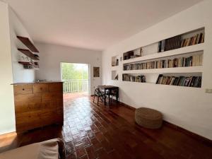 uma sala de estar com uma cómoda em madeira e piso em madeira em Top of The Hill em Moncarapacho