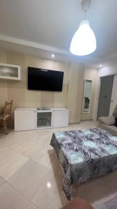 sala de estar con TV de pantalla plana en la pared en Bonito apartamento en Barrio Calvo Sotelo, en Melilla