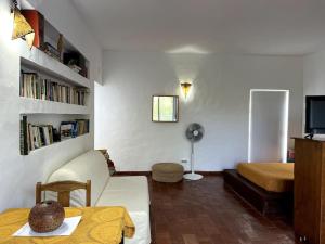 uma sala de estar com um sofá e uma cama em Top of The Hill em Moncarapacho