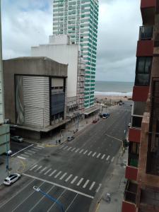 un aparcamiento vacío frente a un edificio en Luro 2300 casi Corrientes a una cuadra del mar y a una del centro peatonal en Mar del Plata