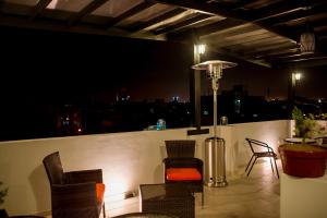 Zimmer mit Stühlen und einem Tisch mit Stadtblick in der Unterkunft Hotel Convencion in Trujillo
