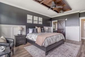 Un dormitorio con una cama grande y un sofá. en Oceanview Oasis, en Depoe Bay