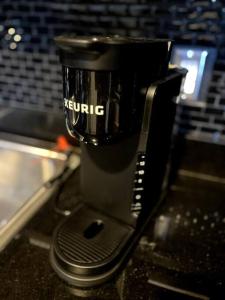 eine schwarze Kaffeemaschine auf der Theke in der Unterkunft Affordable & Chic RiNo/LoDo/Dtown Loft- Walkable in Denver
