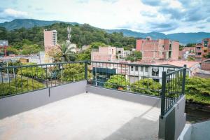 balkon z widokiem na miasto w obiekcie Amplio duplex con terraza privada. w mieście Medellín