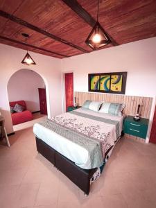 sypialnia z dużym łóżkiem w pokoju w obiekcie Amplio duplex con terraza privada. w mieście Medellín
