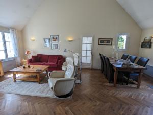 Posezení v ubytování Gîte lumineux au calme avec jardin, golf, balades en forêt, barbecue et vélos à Donnery - FR-1-590-367