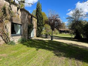 Vonkajšia záhrada v ubytovaní Gîte charmant, spacieux, à 15 km de Nantes, 2 chambres, terrasse, parking, animaux acceptés - FR-1-306-1238