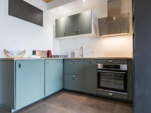 Kuchyňa alebo kuchynka v ubytovaní Studio lumineux avec loggia, à 50m de la plage, parking privé, proche commerces et restaurants - FR-1-306-1236