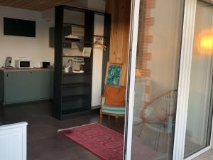 Kuchyňa alebo kuchynka v ubytovaní Studio lumineux avec loggia, à 50m de la plage, parking privé, proche commerces et restaurants - FR-1-306-1236