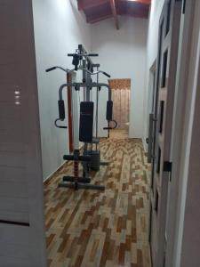 梅塞德斯的住宿－el quincho，走廊上设有两台跑步机的健身房