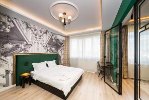 una camera con letto e testiera verde di Heart of the City Center Lux Apartment2 with View a Sofia